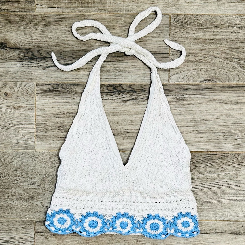 [ White Crochet Top with Light Blue Floral Details ]